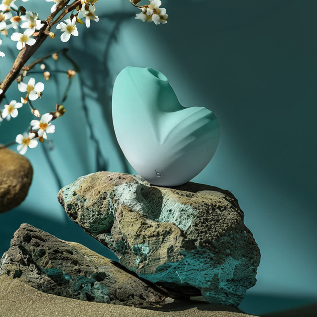 Experience Biird Namii 2, a vagina sucker and clit suction vibe made for those who crave clit stimulation.